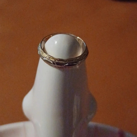 💙🌹New yellow tone wedding band - Picture 4 of 8